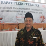 Ketua KPUD Kabupaten Ngawi saat memberikan keterangan.