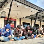 Puluhan pesilat saat berada di Mapolres Jombang.