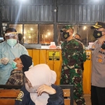 Kapolres Gresik AKBP Arief Fitrianto (kanan) dan Dandim 0817 Letkol Inf. Taufik Ismail (tengah) saat menyaksikan pengunjung kafe di-rapid test antigen karena kedapatan nongkrong hingga larut malam. foto: ist.