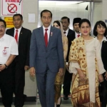 Presiden Jokowi dan Iriana Jokowi saat datang menjenguk Wali Kota Risma secara langsung di RSUD Dr Soetomo, Surabaya, Sabtu (29/6) malam. foto: ist