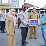 Kapolres Pamekasan AKBP Djoko Lestari saat menyerahkan bantuan paket sembako dari Kemenpar kepada pelaku pariwisata yang terdampak Covid-19. 