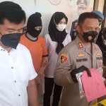 Kapolres Madiun Kota, AKBP Suryono, saat menunjukkan barang bukti kepada awak media ketika konferensi pers.