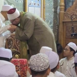 Syaikh A’la Muhammad Mustofa Na’im, ulama muda Alexndia Mesir mencium tangan Prof Dr KH Asep Sifuddin Chalim, MA, penuh ta