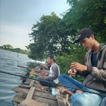 Mancing Ikan Nila di Telaga Ngipik menjadi keseruan di akhir pekan yang murah meriah. 