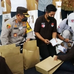 Kapolres Blitar AKBP Ahmad Fanani Eko Prasetya saat melakukan pengecekan surat suara Pilbup Blitar 2020 di gudang logistik KPU.