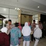 BERSALAMAN-Walikota Mojokerto H Mas’ud Yunus saat memberangkatkan Calhaj asal Kota Mojokerto, Jumat (5/9/2014). Foto aris/BangsaOnline

