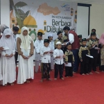 Koordinator PKH Kota Surabaya II, Rezky Rahardjo, saat menyerahkan santunan kepada anak-anak yatim dari Yayasan Al Ichlas.