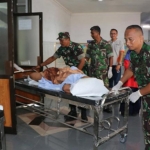 Kegiatan Bakti Sosial MOW dan MOP yang dilaksanakan di RS Reksa Waluya Jalan Mojopahit 422 Mojokerto. Tampak personel TNI sedang membantu para akseptor memasuki ruang operasi.