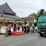 Dua kontainer kendang saat diberangkatkan Penjabat Sementara (Pjs) Bupati Blitar Budi Santoso dari Halaman Kantor Pemkab Blitar di Kanigoro, Selasa (20/10/2020). (foto: ist)