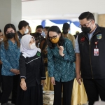 Bupati Kediri Hanindito Himawan Pramono didampingi Ketua TP PKK Kabupaten Kediri, Iriani Annisa Hanindhito saat mengunjungi gerai milik PDKK (Perkumpulan Disabilitas Kabupaten Kediri). foto: ist.