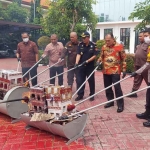 Kasi Pengolaan Barang Bukti dan Barang Rampasan Kejari Gresik, Bonar Satria Wicaksono, bersama para undangan saat memusnahkan barang bukti. Foto: Ist