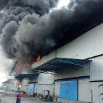 Kepulan asap dan kobaran api membakar PT. Blue Shark di kawasan Manspion Manyar. foto: ist