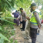 Petugas mendatangi lokasi ditemukannya bayi.