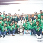 Wali Kota Risma foto bersama Tim U-17 berikut Presiden Persebaya Azrul Ananda.