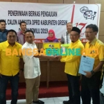 Ketua DPD Golkar Gresik, Ahmad Nurhamim, saat menyerahkan berkas caleg kepada Ketua KPU Gresik, Achmad Roni. Foto: SYUHUD/BANGSAONLINE
