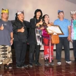 Yayasan Swagaloka dan Didik Nini Towok memberikan sertifikat penghargaan kepada maestro Gandrung Banyuwangi, Mbok Temu. 
