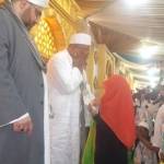 Habib Umar (baju putih) tak kuasa menahan air mata didampingi Maulana Afeefuddin Al-Jailani dari Baghdad saat hendak menyerahkan bantuan secara simbolis kepada anak yatim piatu di Bangil Pasuruan kemarin. (ft: abdurrahman ubaidah/BANGSAONLINE.com)