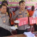 Polres Ngawi menunjukkan tujuh tersangka dan barang bukti yang diamankan.