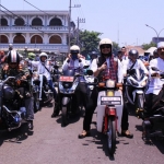 Plt. Wali Kota Pasuruan Raharto Teno Prasetyo sedang melajukan sepeda motor bebek tuanya.