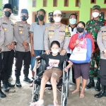 Kapolres Mojokerto Kota, AKBP Rofiq Ripto Himawan, bersama Kapolsek Jetis beserta jajaran pejabat utama saat memberi bantuan kepada Devira Nafika Putri.