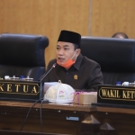 PIMPIN SIDANG: Ketua DPRD Sidoarjo Usman memimpin rapat paripurna usulan Raperda sistem online pajak daerah, Kamis (11/6). foto: ist