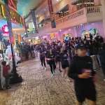 Peserta Dino Night Run ketika melintasi wahana yang ada di Jawa Timur Park 3.