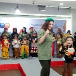 Ibu dan anak saat menyemarakkan Hari Kartini dengan mengikuti acara fashion show yang digelar Kokola Halal.