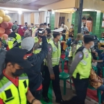 Hajatan dengan hiburan electone dan wayang di rumah Kepala Desa Sidokepung, Buduran, Elok Suciati, Sabtu (5/6/2021) malam dibubarkan petugas gabungan.