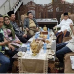 Ketua DPP PDI Perjuangan Mindo Sianipar dan Ketua DPC PDI Perjuangan Mojokerto Ahmad Anwar saat silaturahim dengan Prof Dr KH Asep Saifuddin Challim di kediamannya di Pondok Pesantren Amanatul Ummah Pacet Mojokerto, Senin (22/4/2024) tadi malam. Foto: MMA/ BANGSAONLINE