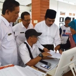  Wabup Moh. Qosim  bersama Kepala Dispendukcapil Khusaini saat meninjau program jemput bola perekaman e-KTP di Bawean.