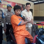 M. Nasron (33), warga Desa Gebang, Kecamatan Sidoarjo, saat mempraktikan aksinya dihadapan para petugas Polresta Sidoarjo.