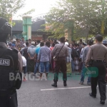 Aksi warga saat demo di depan kantor Bawaslu Pamekasan mendapatkan pengawalan ketat dari aparat.