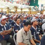 Ribuan tukang bangunan ketika mengikuti gelar rekor MURI di gedung Wisma A. Yani Kec. Kebomas. foto: SYUHUD/ BANGSAONLINE