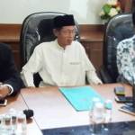 MUI Gresik ketika memberikan penjelasan soal sandal berlafadz Allah produk New Era. foto: SYUHUD/ BANGSAONLINE