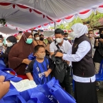 Gubernur Jatim, Khofifah Indar Parawansa, saat menghadiri operasi pasar minyak goreng murah yang berlangsung di UPT Bapenda Bangkalan.