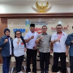 Ketua Pergatsi Jatim, Aries Agung Paewai, bersama pengurus Pergatsi Kota Batu.