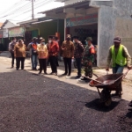 SIDAK: Gus Muhdlor didampingi Subandi saat meninjau perbaikan jalan di Sukodono memakai dana PIWK, Kamis (4/3).