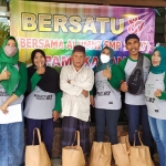 Alumni Bersatu 87 Pamekasan saat berbagi paket sembako untuk rekannya.