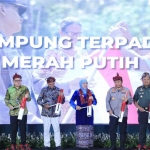 Gubernur Khofifah bersama Forkopimda Jawa Timur saat mencanangkan Kampung Terpadu Merah Putih di Gedung Negara Grahadi.