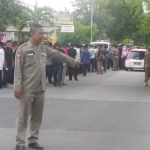 Suasana pemberangkatan jenazah Hj. Rowani ke pemakaman.