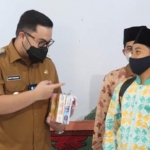 Bupati Kediri Hanindhito Himawan Pramana saat berdialog dengan salah satu santri TPQ. (foto: Kominfo)