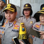 Kapolres Malang Kota AKBP Doni Alexander didampingi Kapolsek Lowokwaru Kompol Pujiyono, dan Kasubag Humas Ipda Ni Made Marhaeni, saat berada di rumah salah satu siswa SMK Muhammadiyah 2 Malang, yang menjadi korban penamparan seorang motivator, Ahad (20/10). foto: IWAN IRAWAN/ BANGSAONLINE