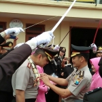 Polres Pamekasan saat menyambut kedatangan Kapolres yang baru AKBP Teguh Wibowo, SIK, dengan Upacara Pedang Pora di halaman Mapolres, Sabtu (2/12).