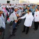 Gubernur Khofifah menghadiri Masa Pengenalan Lingkungan Sekolah Tahun 2019 SMA Kelas X se Jawa Timur, yang dilaksanakan di Komando Armada (Komando) II, Surabaya. foto: DIDI ROSADI/ BANGSAONLINE