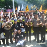 Para perwakilan dari perguruan silat foto bersama usai sumpah damai. foto: EKY NURHADI/ BANGSAONLINE