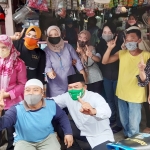 ANTUSIAS: Pedagang dan pegawai toko di Pasar Porong foto bersama Cabup BHS, Kamis (3/12).