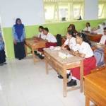 Bupati saat sidak di SMPN 4 Jombang. foto: RONY S/ BANGSAONLINE