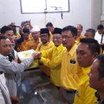 Ketua DPD Golkar Gresik Ahmad Nurhamim didampingi jajaran pengurus saat menyerahkan berkas. foto: syuhud/ bangsaonline