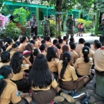 Puluhan siswa yang menerima penjelasan tentang wawasan kebangsaan dan kehadiran Simokos di sekolah.