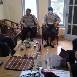 Personel dari Polres Batu saat berkunjung ke rumah salah satu peternak.